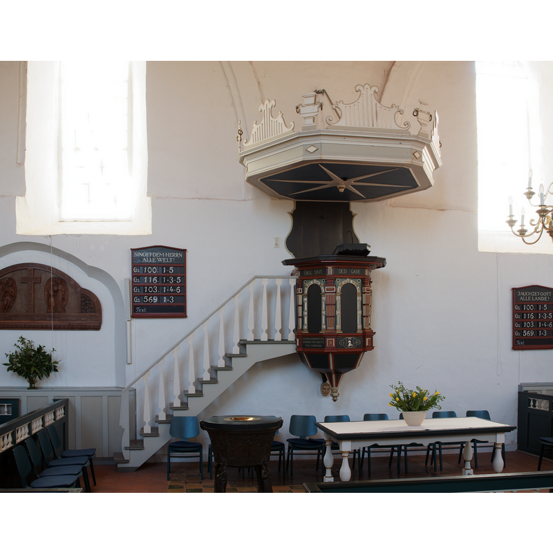 Source caption: "Die Kirchentür an der Ostseite der ev. reformierten Kirche in Uttum (Ostfriesland)."