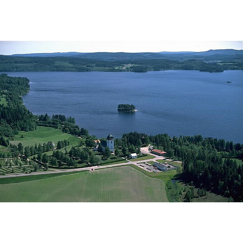 Source caption: "Tuna kyrka i bildens mitt."