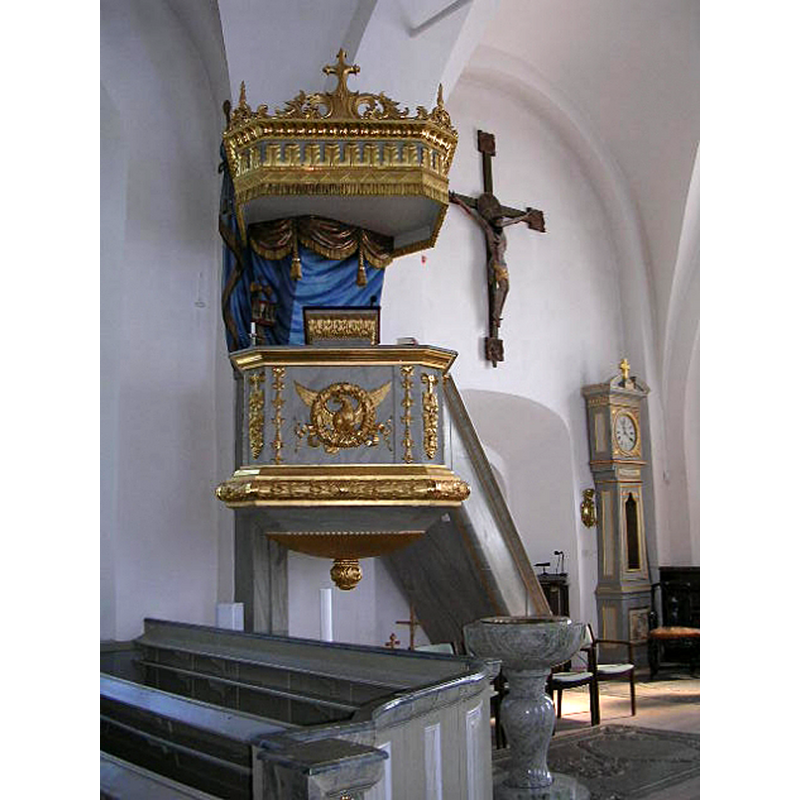 the modern font at the northeast end of the nave, by the pulpit