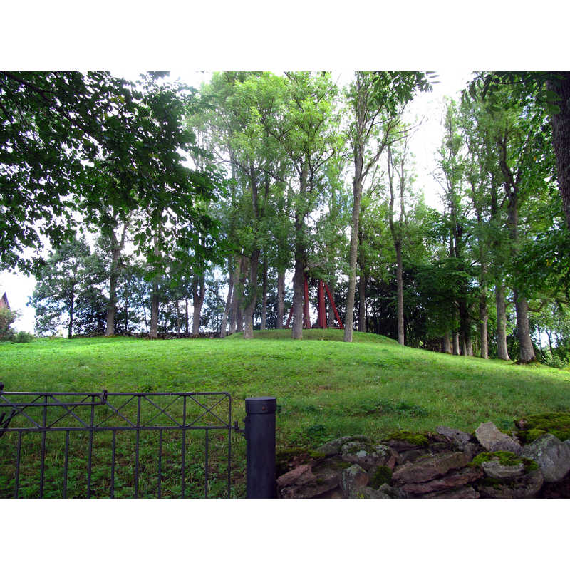 Source caption: "Södra Kyrketorps gamla kyrkplats i Västergötland, sett från söder. På platsen finns en klockstapel." [NB: the church itself has mostly disappeared but the belfry has been retained]