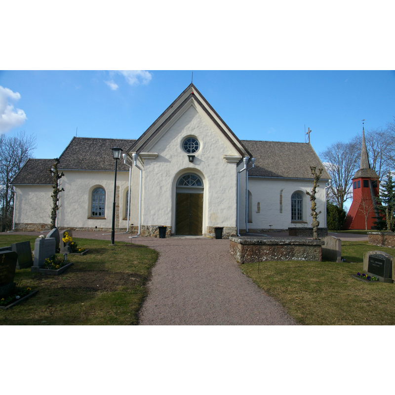 Åsle kyrka i Skara stift (Falköpings kommun). The main body of the church is late-12thC; modified with the addition of the transepts in the 1570s; the detached belfry was added in 1722; the church was renovated in 1948 and in 2008