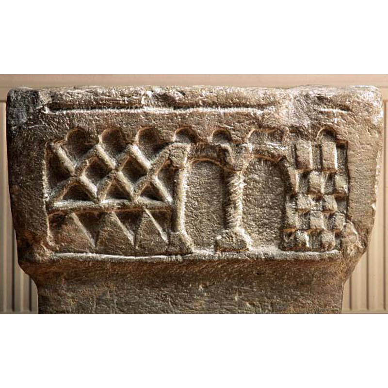 only two arches; the centre column has torsade pattern on it