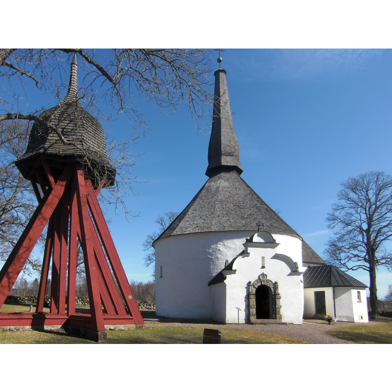 Source captiojn: "Skörstorps rundkyrka med klockstapel i Skörstorps socken, Vartofta härad, Falköpings kommun, f.d. Skaraborgs län, Skara stift, Västergötland, Västra Götalands län, Sverige."