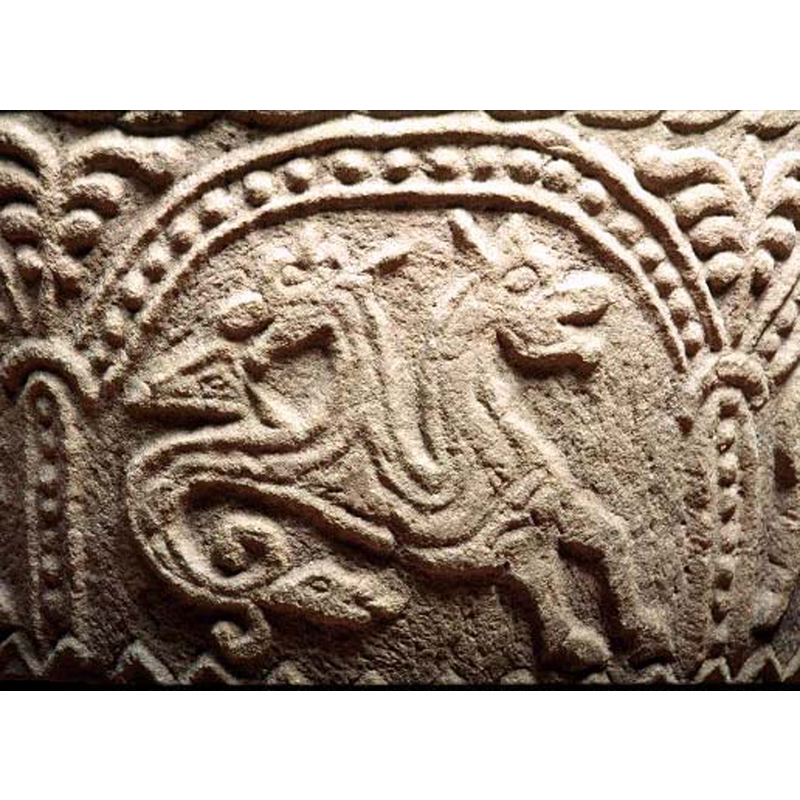 passant to the right; the two main heads face different directions: one forward, the other backwards; a small head at the end of the tail, as expected in an amphisbaena