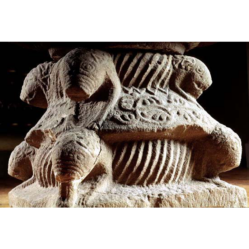 protruding animal upper bodies set at 90-degree angles of the centre riope moulding; their front legs resting on the angular moulding below