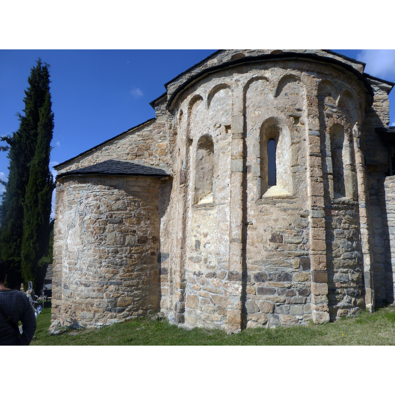 only the centre and south apse of the parish church at Estamariu have survived; the whole north aisle and the corresponding apse fell down and were never re-built