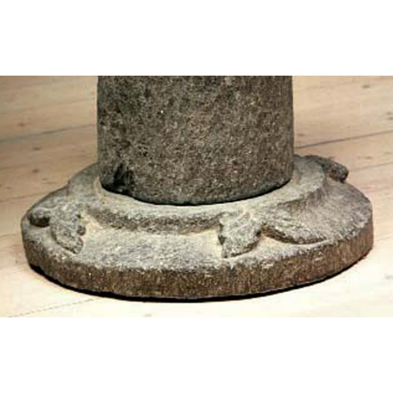 set at 90-degree angles on the pper surface of the lower base