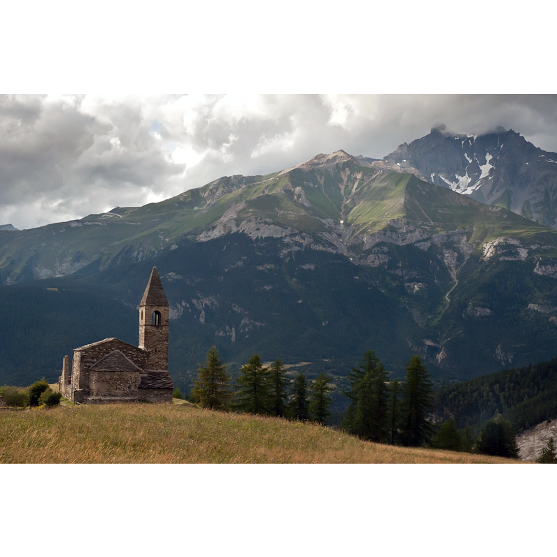 Source caption: "L'église de Saint Pierre d'Extravache surplombe majestueusement la ville de Bramans (massif de la Vanoise)."