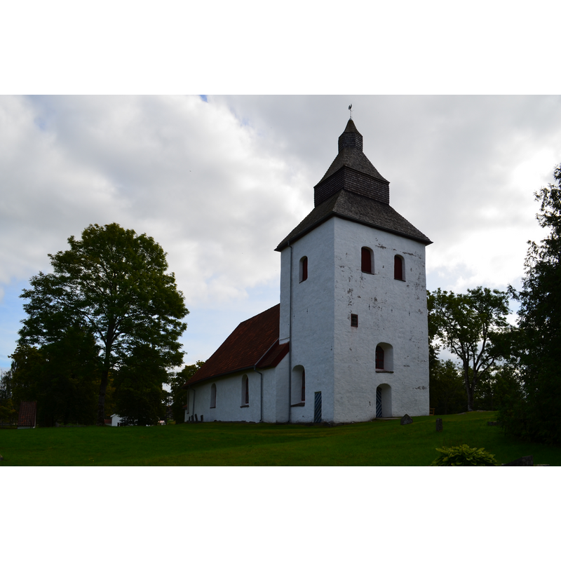 Source caption: "Hyssna gamla kyrka med delar av kyrkogården. Bilden är tagen från nordväst."