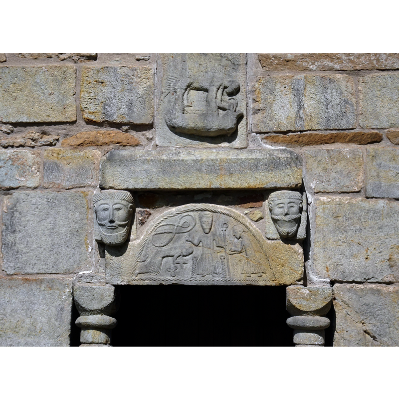 Source caption: "Den romanska portalen på Härja kyrka i Vätergötland har varit föremål för många tolkningar, och kommer eventuellt från en kyrka hos den näraliggande medeltida kungsgården i Ettak."