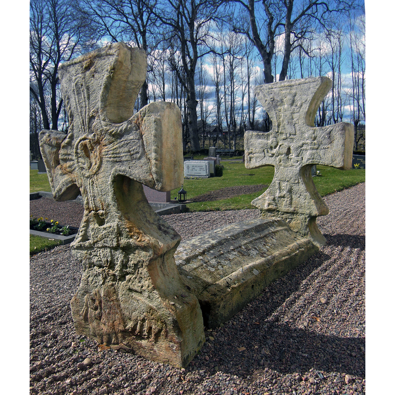 Source caption: "Kinnevedskistan är en romansk gravvård belägen invid södra långväggen på Kinneveds kyrka i Frökinds härad, Falköpings kommun, Västergötland, Sverige."