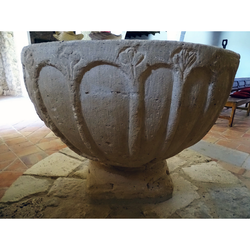 the uneven arches can also be seen as a ribbed pattern