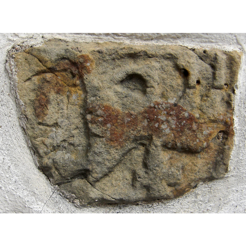 Source caption: "Upp-och-ner-vänd Agnus Dei-relief i ytterväggen på långhusets sydvästra hörn på Sörby kyrka i Sörby socken, Vilske härad, Falköpings kommun, f.d. Skaraborgs län, Skara stift, Västergötland, Västra Götalands län, Sverige."