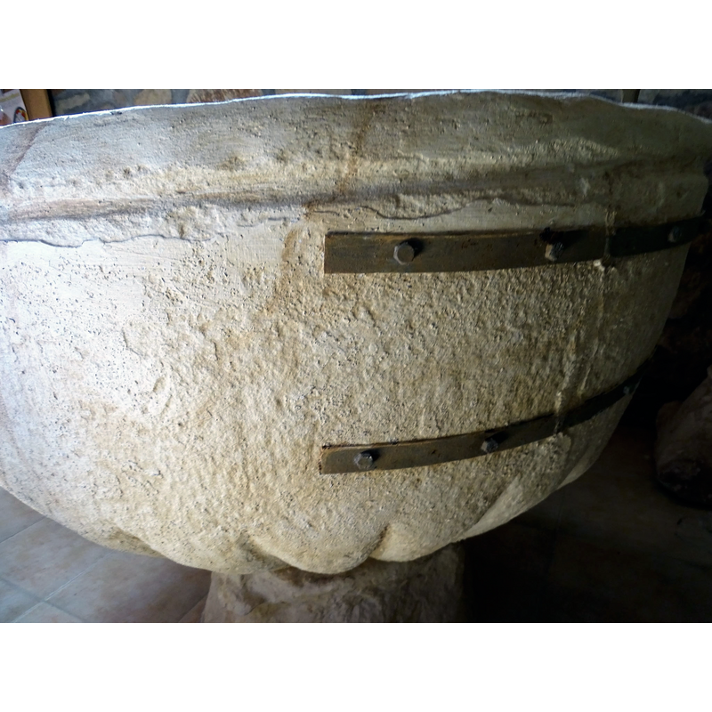 the long horizontal staples that brace the basin