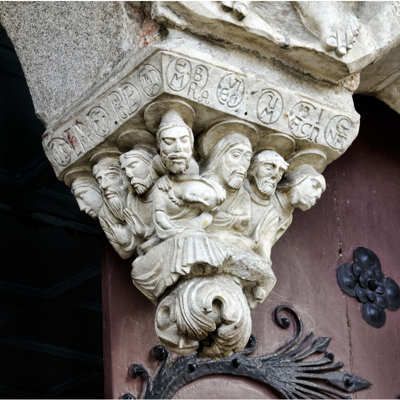 Source caption: "La catedral de Santa María de Lugo muestra esta mandorla en su puerta norte. Integra un pantocrátor y una representación de la Última Cena en el pinjante. El conjunto es del siglo XII."