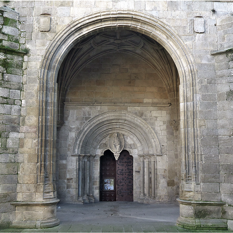 Source caption: "Situada a la altura del transepto, presenta hechura románica con elementos atribuídos a la primitiva basílica de Santa María, y con la magnífica mandorla mística."