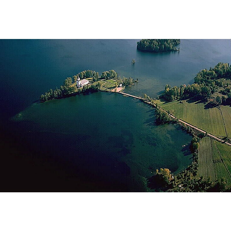 Source caption: "Vårviks kyrka [...] Vid sjön Västra Silen. Bilden troligen från omkring 1980."