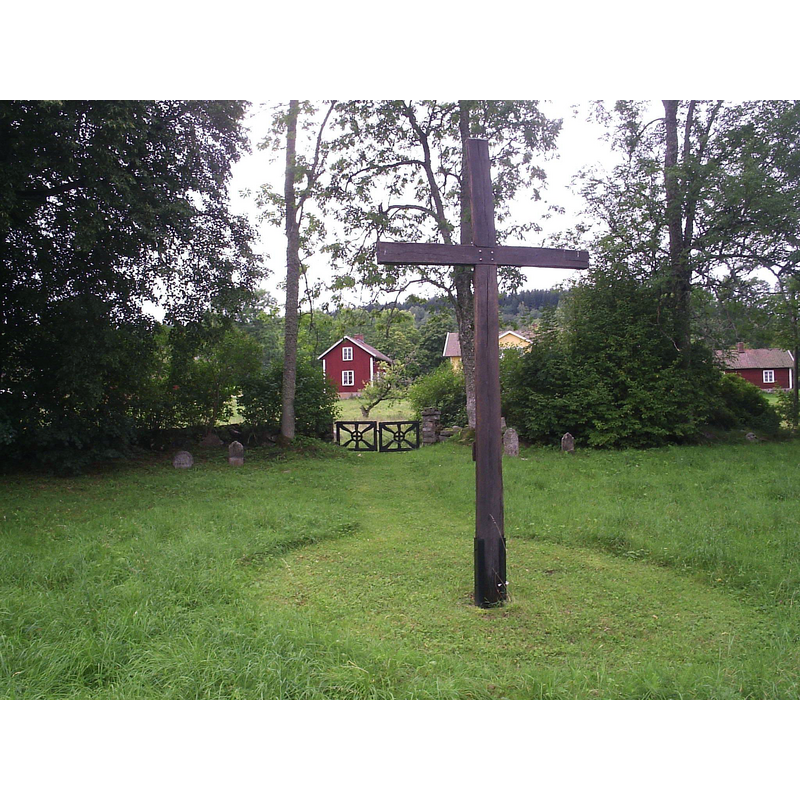 the ross marks the site of the demolished medieval church of Varv; some old tombstones can still be seen in the surrounding churchyard