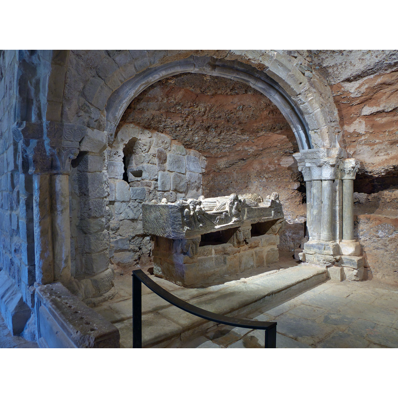 Source caption: "A finales del siglo XII se situó el cenotafio de San Millán en esta cueva eremítica del Monasterio de Suso que fué su oratorio."