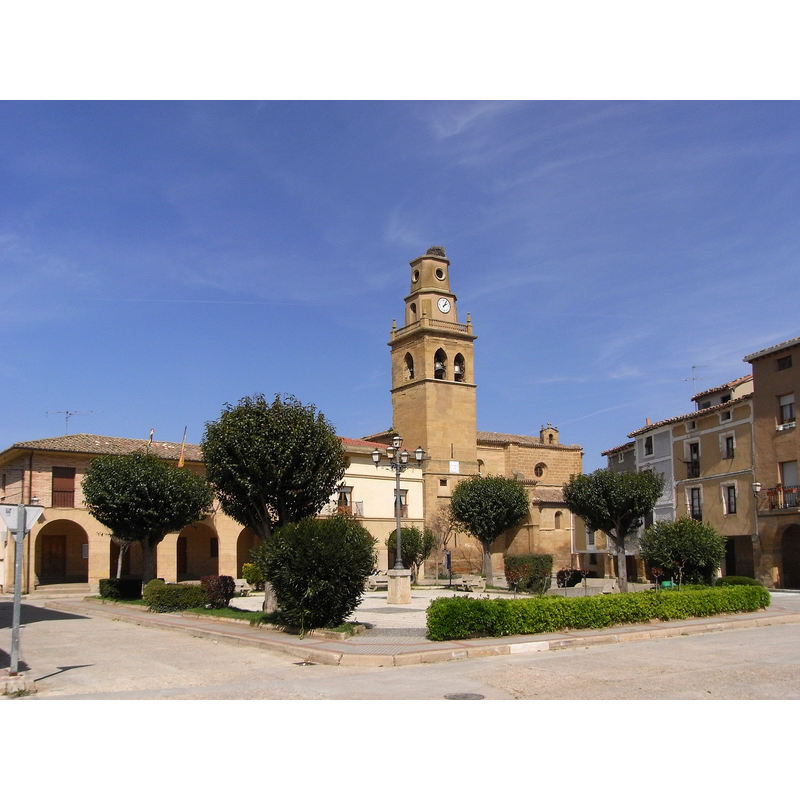Source caption: "Iglesia de San Martin y Plaza de la Constitución de Anguciana, La Rioja (España)"