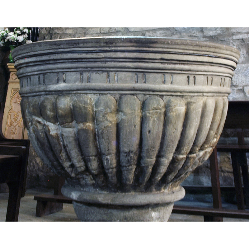a number of thin mouldings that start at the upper rim