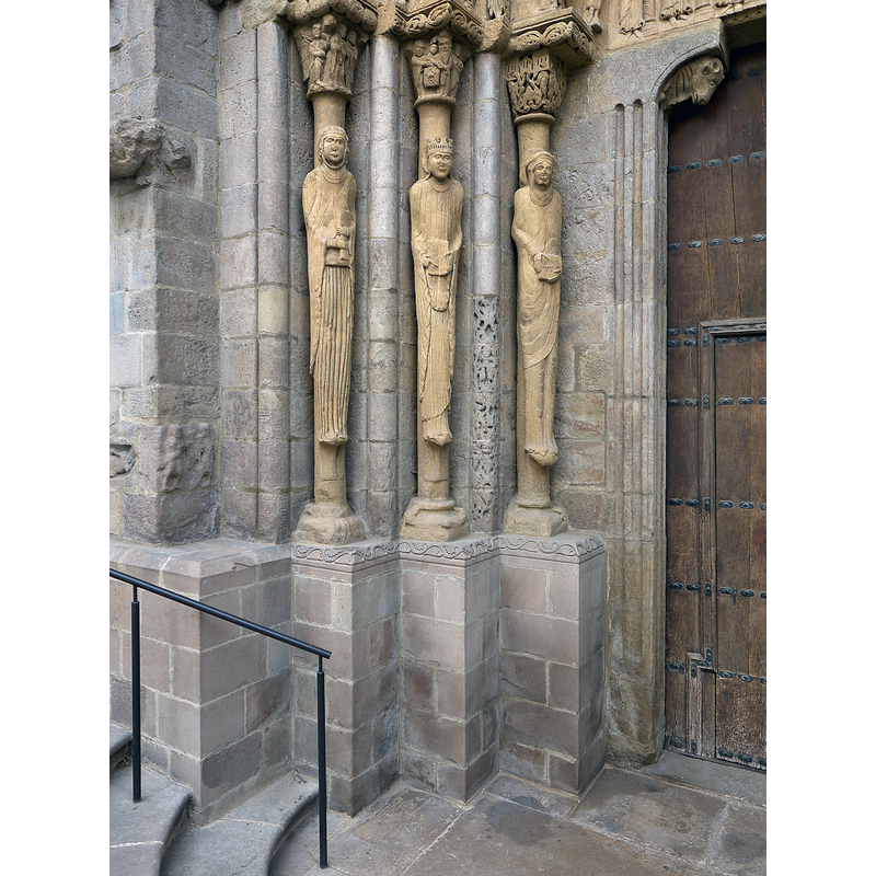 Source caption: "El maestro Leodegarius tomó como modelo el Pórtico Real de la Catedral de Chartres (h. 1140)"