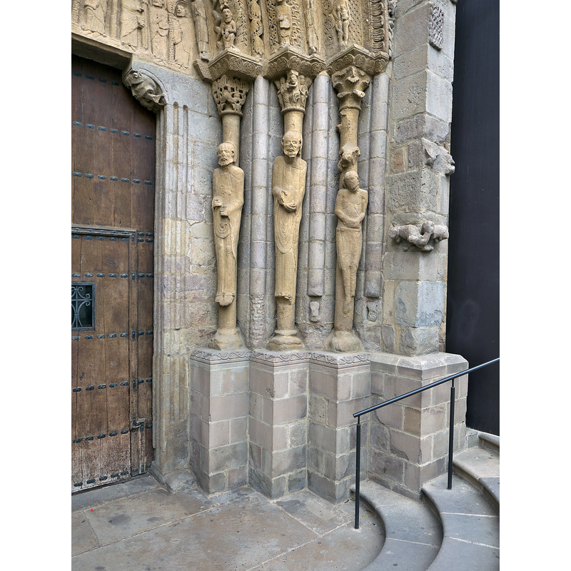 Source caption: "Estatuas adosadas a las columnas del lado derecho. Representan a San Pedro, San Pablo y Judas Iscariote."