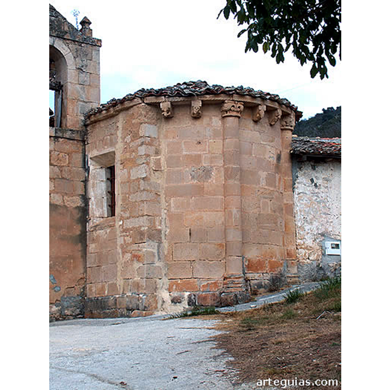 Source caption: "La iglesia románica de los Santos Justo y Pastor de Incinillas conserva básicamente su pequeño ábside semicircular de sillería con anchas columnas adosadas. Nos llama la atención lo voluminoso de los capiteles de estas columnas junto a los canecillos figurados del alero. Estas tallas muestran mascarones con aves, águilas con sus presas, músicos, un tullido con bastón, etc. La talla de estas esculturas es ruda pero muestra una expresividad especial, sobre todo en los personajes, cuyos ojos se remarcan con incisiones radiales."