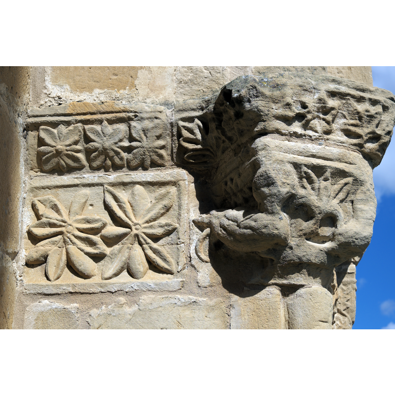 Source caption: "Ermita Nuestra Señora de Sorejana in Cuzcurrita de Río Tirón [...] Kämpfer am Portal"