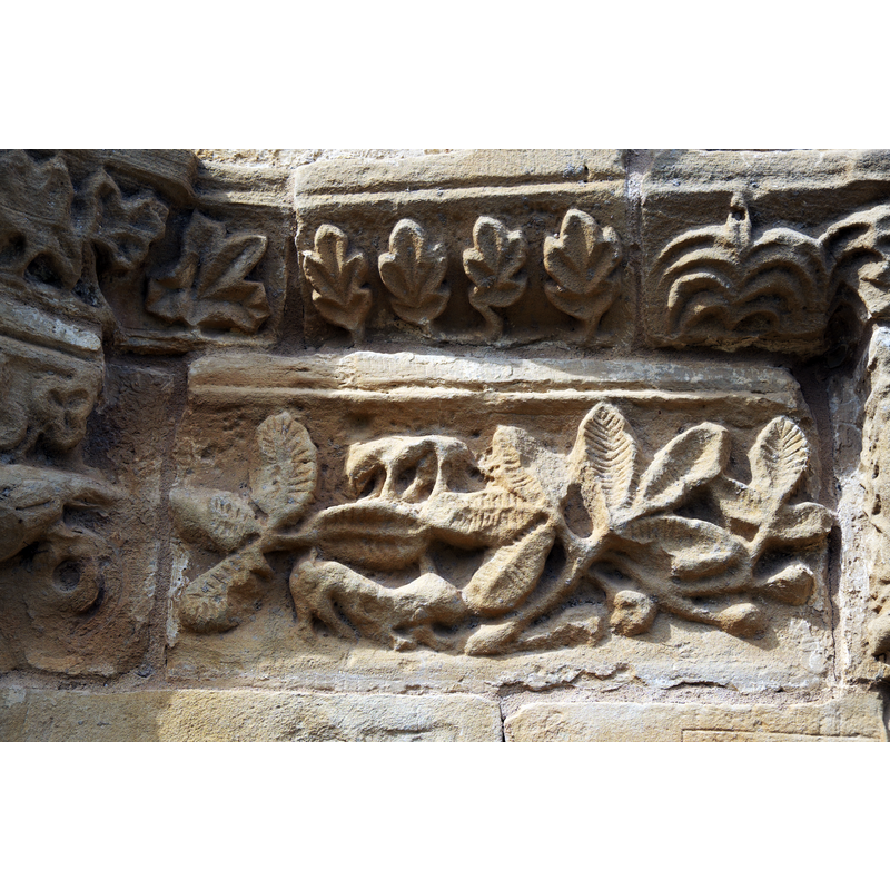Source caption: "Ermita Nuestra Señora de Sorejana in Cuzcurrita de Río Tirón [...] Kämpfer am Portal"
