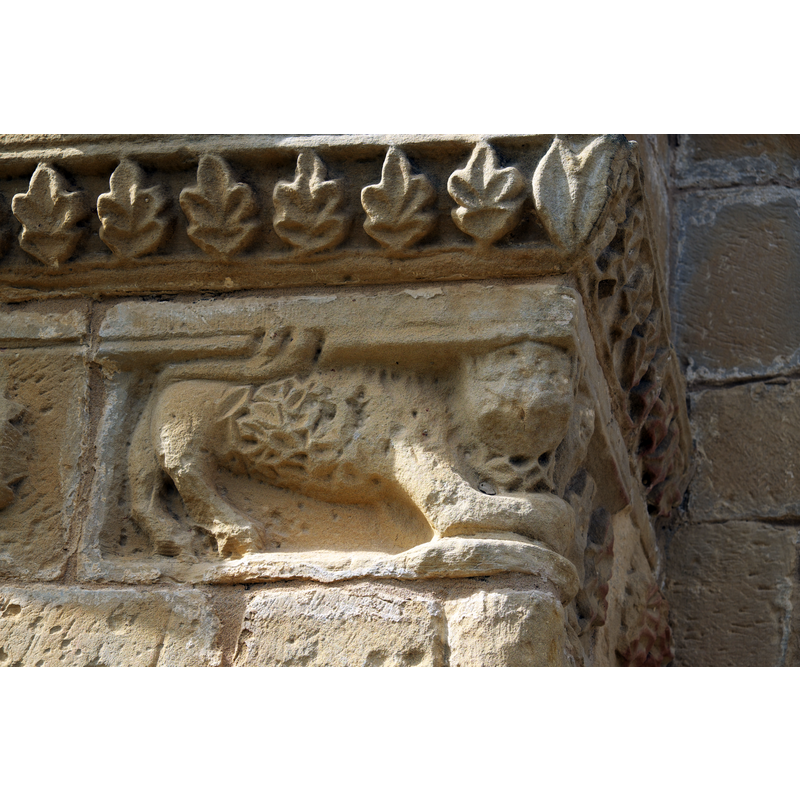 Source caption: "Ermita Nuestra Señora de Sorejana in Cuzcurrita de Río Tirón [...], Kämpfer am Portal"