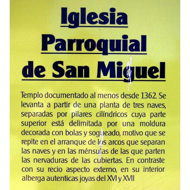 Source caption: "Iglesia de San Miguel en Saldaña (Palencia, Castile and León). Templo documentado al menos desde 1362. Se levanta a partir de una planta de tres naves, separadas por pilares cilíndricos cuya parte superior está delimitada por una moldura decorada con bolas y sogueado, motivo que se repite en el arranque de los arcos que separan las naves y en las ménsulas de las que parten las nervaturas de las cubiertas. En contraste con su recio aspecto externo, en su interior alberga auténticas joyas de los siglos XVI y XVII."