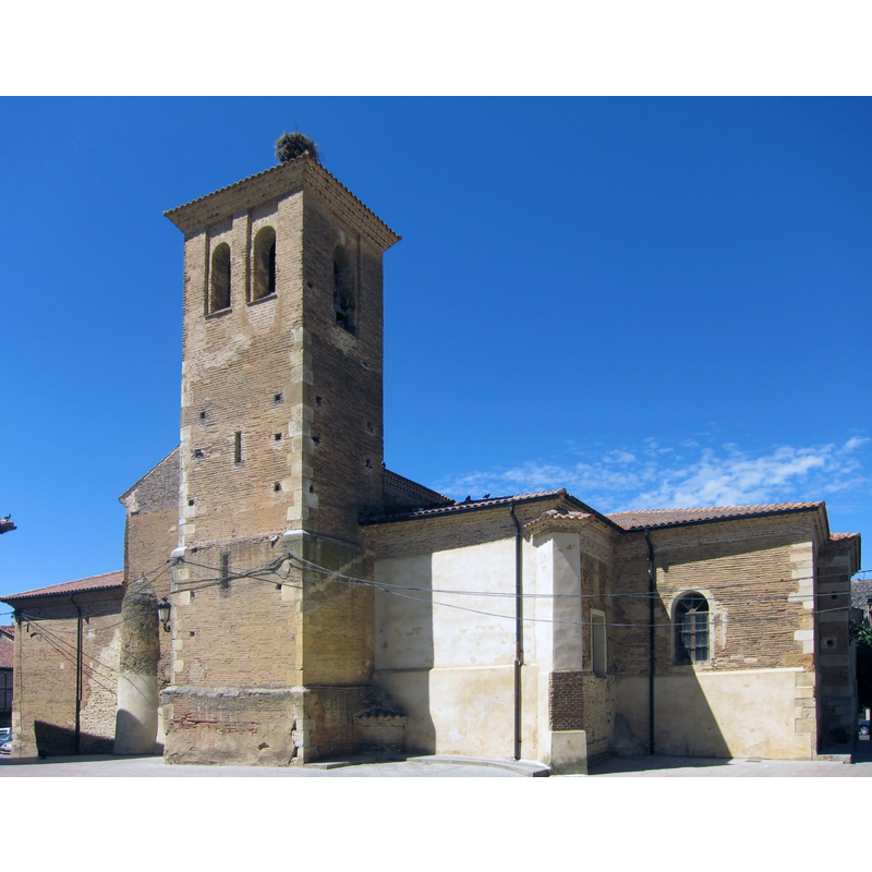 Source caption: "Iglesia de San Miguel en Saldaña (Palencia, Castile and León). Templo documentado al menos desde 1362. Se levanta a partir de una planta de tres naves, separadas por pilares cilíndricos cuya parte superior está delimitada por una moldura decorada con bolas y sogueado, motivo que se repite en el arranque de los arcos que separan las naves y en las ménsulas de las que parten las nervaturas de las cubiertas. En contraste con su recio aspecto externo, en su interior alberga auténticas joyas de los siglos XVI y XVII."