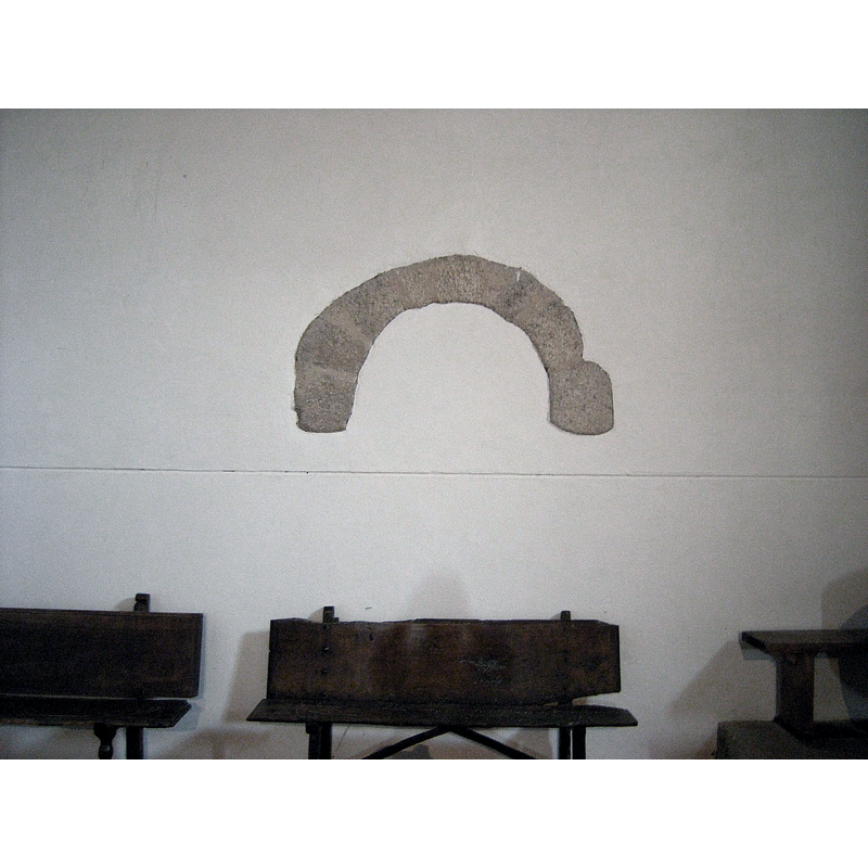Source caption; "Portada occidental de arco de medio punto del siglo XII, ahora cegada."