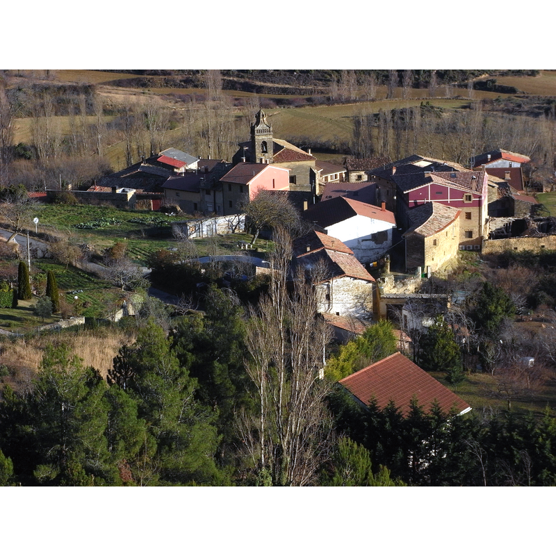 Source caption: "Vista general de Rivas de Tereso en La Rioja (España)" [NB: there are two churches in this village; the one in the photograph may be San Miguel's]
