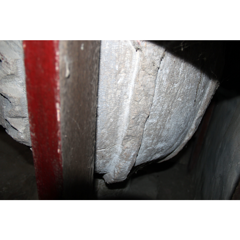 flat ribs; some are short, others reach the upper rim moulding