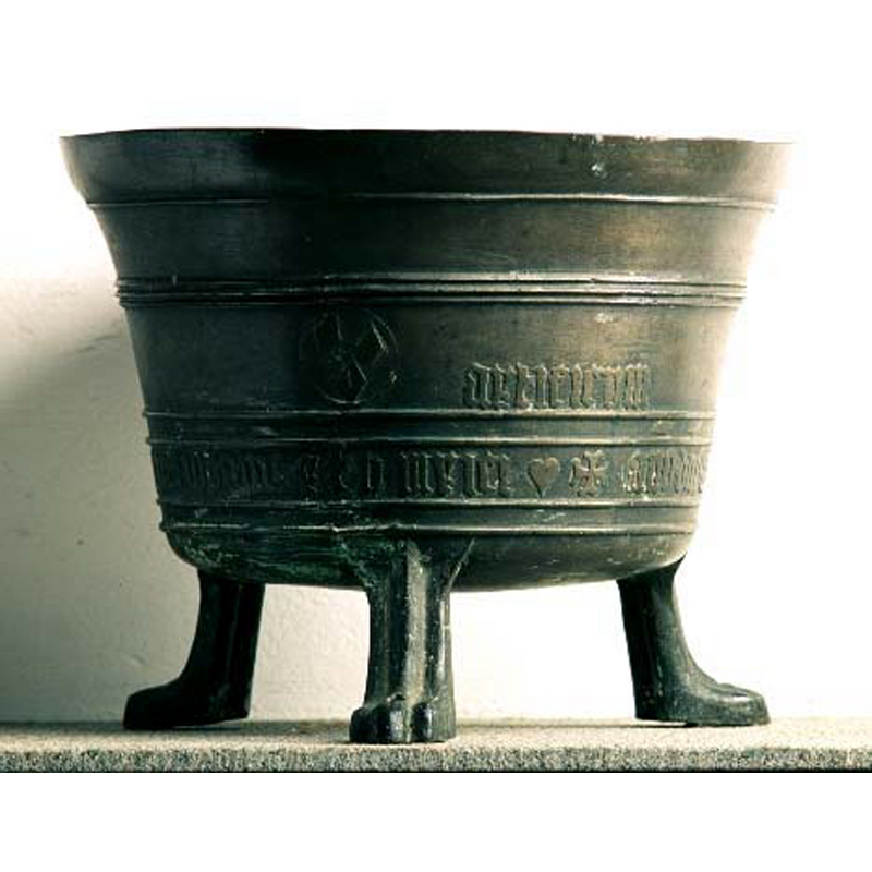 eight parallel mouldings at different spacings down the sides of the basin