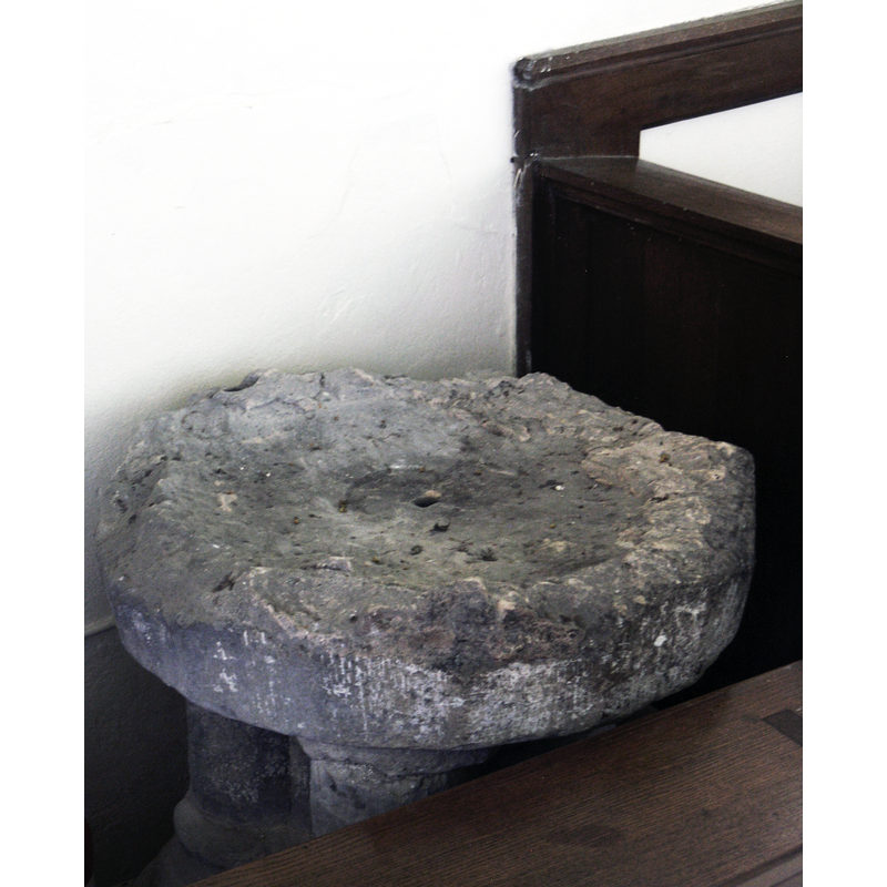 like those of the modern replacement font, roll mouldings form the capitals and bases of the colonnettes of the base