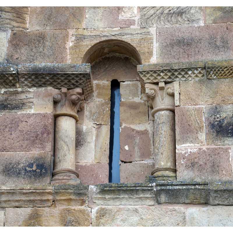 Source caption: "Kirche Santa Columba in Riocavado de la Sierra in der Provinz Burgos (Kastilien-León/Spanien), Fenster"