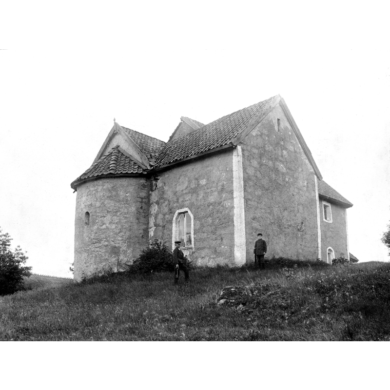 Source caption: "Eriksberg old church, built in the middle of the 12th century, with connections to the dynasty of king Erik the Saint. The man to the left is holding a large key, probably the key to the church."
