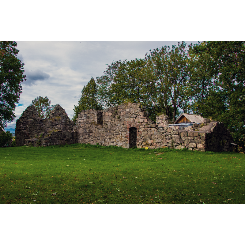 the surviving ruins of Gärdhem's old parish church; its replacement was built in 1877-1879 about 1 km south of this site