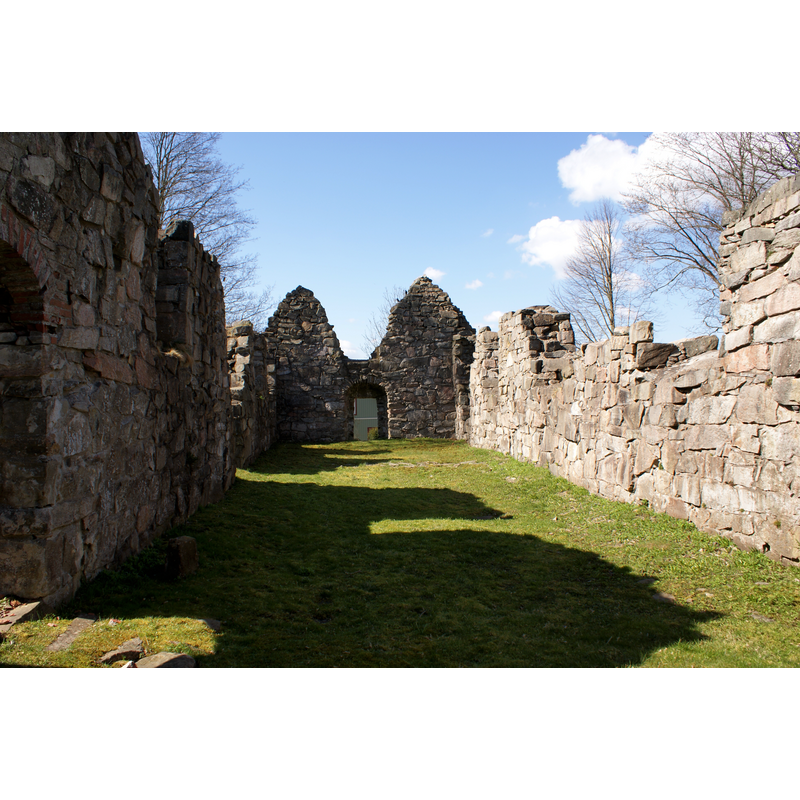 the surviving ruins of Gärdhem's old parish church; its replacement was built in 1877-1879 about 1 km south of this site