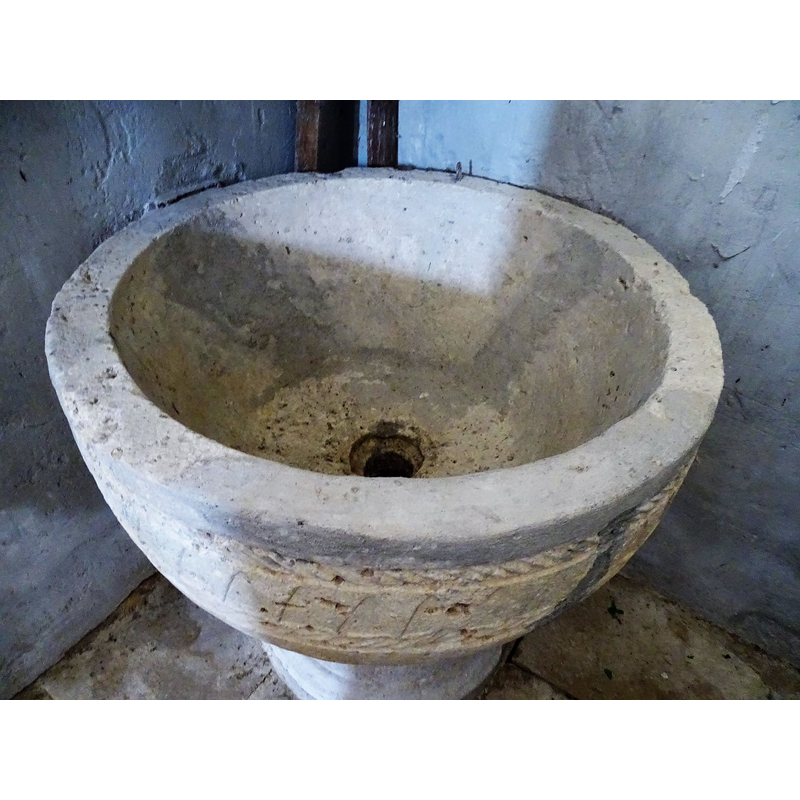 showing the centre drain