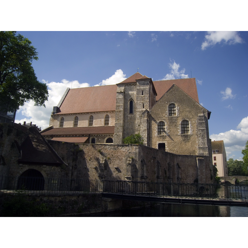 Source caption: "Collégiale Saint-André, Chartres, France; South façade of the building, seen from the other bank of the river Eure. On the left of the picture, the Fontaine Saint-André."