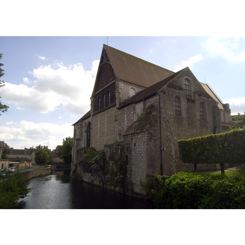 Source caption: "Collégiale Saint-André, Chartres, France; East end of the building, over the river Eure."