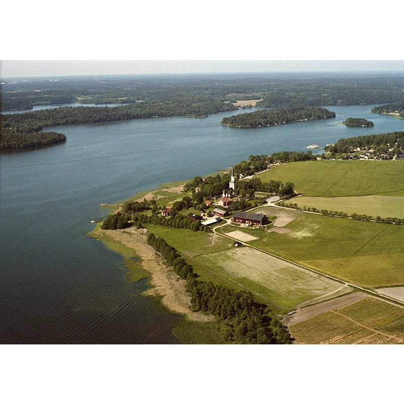 Source caption: "Ekerö [...] Ekerö kyrka och Asknäs herrgård (tid. Askanäs och Askenäs) i bildens mitt. Från öster."