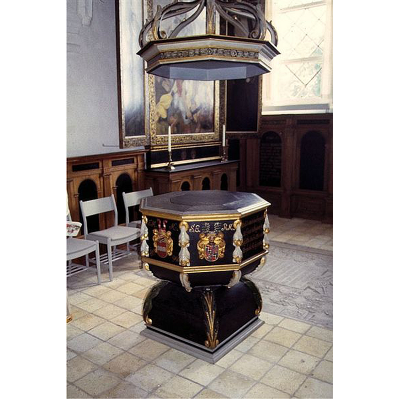 Source caption: "Hornslet Kirke i Danmark. Døbefontsinddækning" [NB: not a font, but a casing [="hylster"] that was made in 1699 to cover the medieval font; it was removed in 1915].