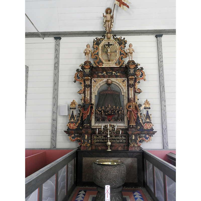 the retable from the old demolished church was installed in the new church on the north side of the nave, opposite the south entranceway