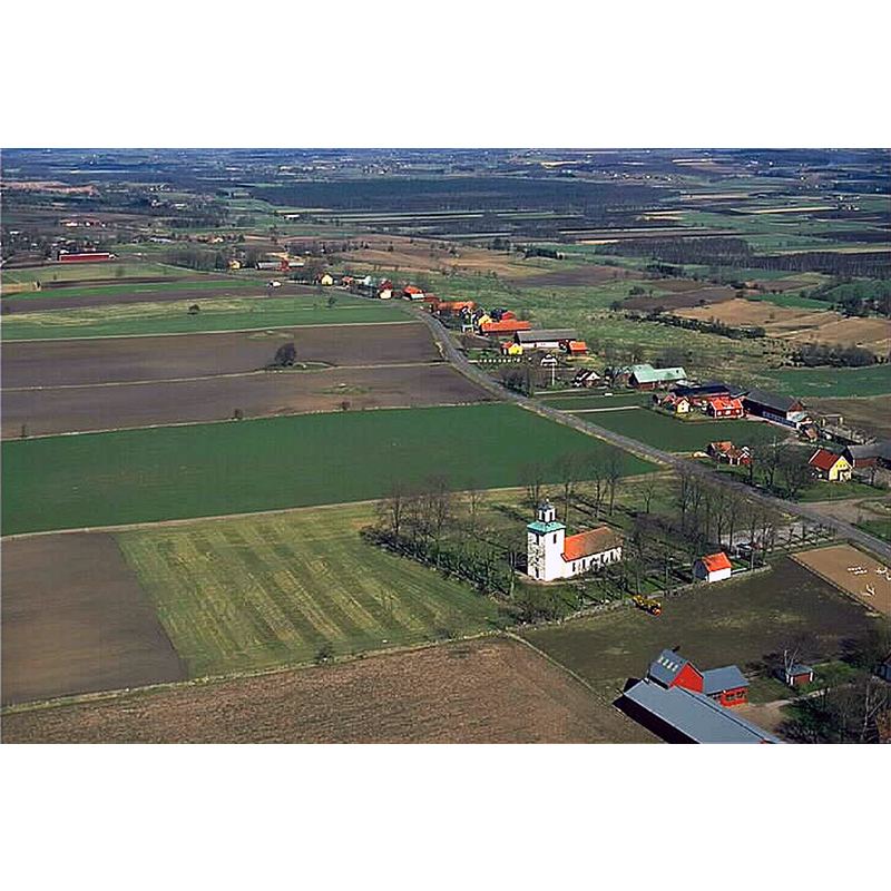 Source caption: "Karleby kyrka, i bildens nedre del, och gånggrifterna [...] Karleby och Karleby kyrka i Falköpings kommun i Västra Götalands län i Sverige"