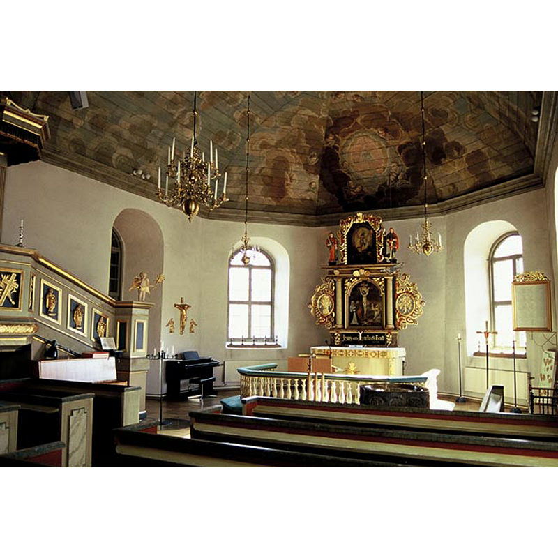 the font is partially visible here in the east side of the nave